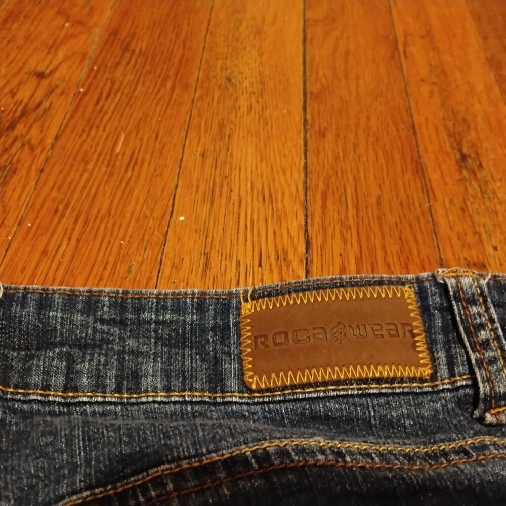 SOLD-Rocawear Capris💛 💚 - Picture 4 of 8